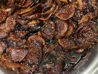 いちじくを赤ワインとカシスリキュールで煮込んでおります!